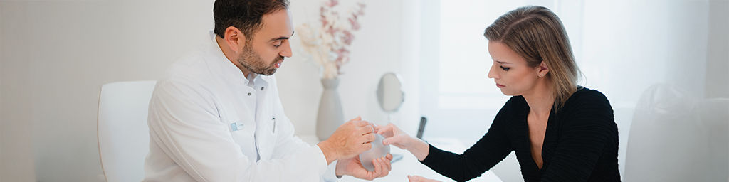 Prof. Penna berät eine Patientin einfühlsam und fundiert über mögliche Eingriffe an der Brust