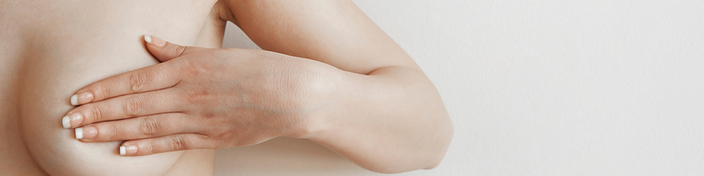 Ästhetisches Bild eines weiblichen Oberkörpers. Frau bedeckt mit Ihrer Hand Ihre Brust