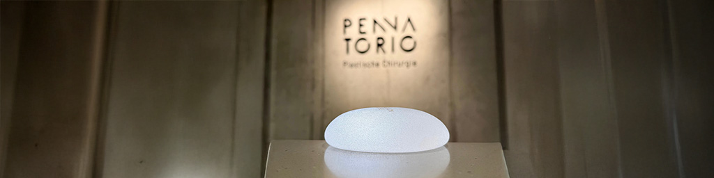 Ein Brustimplantat liegt in der Klinik für plastische Chirurgie in Freiburg